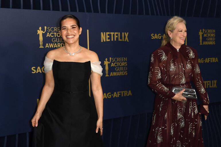 Las actrices América Ferrera y Meryl Streep llegando muy elegantes a la edición número 30 de los Premios SAG (Screen Actors Guild Awards). (VALERIE MACON / AFP)