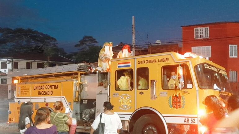 Bomberos de Lambaré en una de las entregas de regalos en años anteriores.