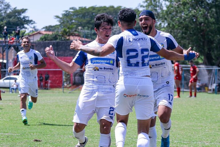 Los jugadores de Sol de América celebran un gol en el partido contra Fernando de la Mora en el estadio Emiliano Ghezzi por la jornada 27 de la División Intermedia, la segunda categoría del fútbol paraguayo.