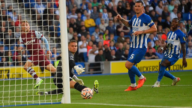 Los jugadores del Brighton observan como el balón ingresa a la portería en el partido contra el West Ham por la tercera fecha de la Premier League en el estadio Falmer, en Brighton.