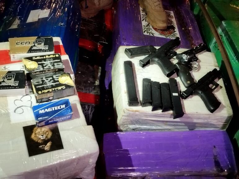 Las autoridades también hallaron armas y municiones entre la droga incautada.