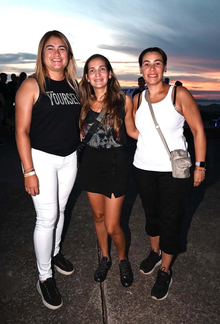 Angélica López Flores, Inés Villalba y Laura Molinas.