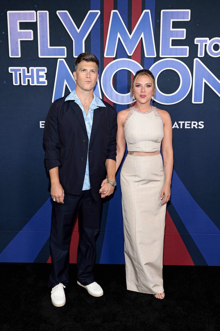 ¡De la manito! Colin Jost y Scarlett Johansson en el estreno mundial de "Fly Me To The Moon" en el AMC Lincoln Square Theatre en la ciudad de Nueva York. (Dimitrios Kambouris/Getty Images/AFP)

