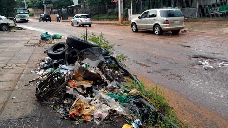 Pobladores de San Lorenzo y Ñemby conviven entre baches y basura.