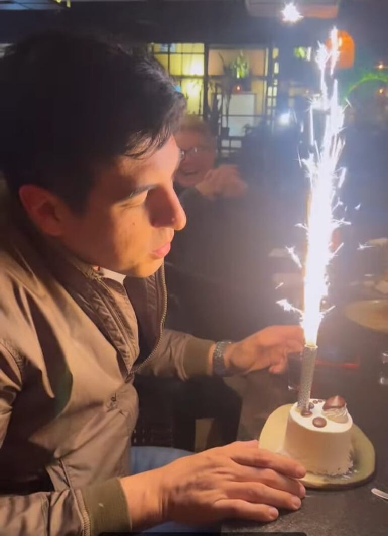 El conductor Chiche Corte pidiendo unos deseos antes de apagar la velita de la torta de cumpleaños. (Captura de la historia de Instagram de Chiche Corte)