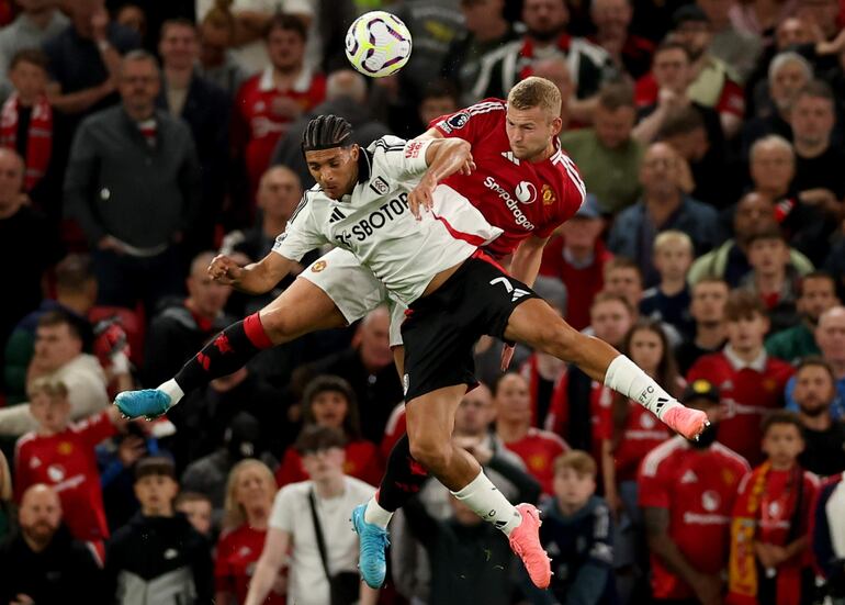 Manchester (United Kingdom), 16/08/2024.- Fulham's Raul Jimenez (L) in action against Manchester United's Matthijs de Ligt (R) during the English Premier League match between Manchester United and Fulham in Manchester, Britain, 16 August 2024. (Reino Unido) EFE/EPA/ADAM VAUGHAN EDITORIAL USE ONLY. No use with unauthorized audio, video, data, fixture lists, club/league logos, 'live' services or NFTs. Online in-match use limited to 120 images, no video emulation. No use in betting, games or single club/league/player publications.
