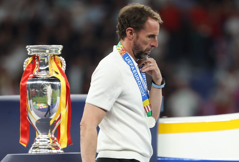 Berlin (Germany), 14/07/2024.- (FILE) - England head coach Gareth Southgate walks past the trophy during the podium ceremony after England lost the UEFA EURO 2024 final soccer match between Spain and England, in Berlin, Germany, 14 July 2024 (reissued 16 July 2024). Southgate, 53, resigned on 16 July 2024, two days after England'Äôs defeat to Spain in the Euro 2024 final in Berlin. It was the second consecutive defeat in the European Championship final after losing against Italy in 2021. "As a proud Englishman, it has been the honor of my life to play for England and to manage England," he said in a statement released on 16 July. Southgate, who also represented England as a player, was in charge of the national team for 102 games over eight years. His contract was due to expire in December 2024. (Alemania, Italia, España) EFE/EPA/FRIEDEMANN VOGEL
