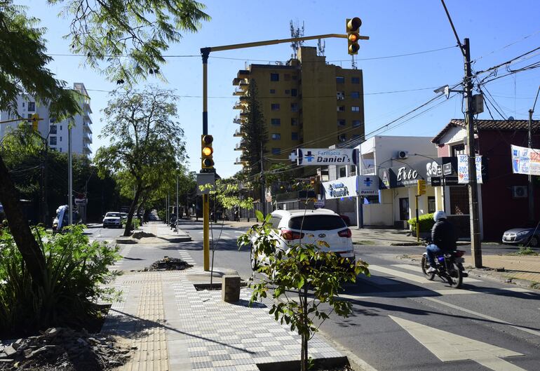 Nuevo semáforo colocado sobre la avenida Carlos A. López y Gobernador Domingo de Irala.