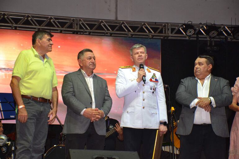 El comandante de la Policia Nacional, Carlos Humberto Benitez González, aparece hablando durante el acto con el intendente municipal, Derlis Molinas (izquierda) y Roberto Rolón, presidente de la Junta Municipal (derecha)