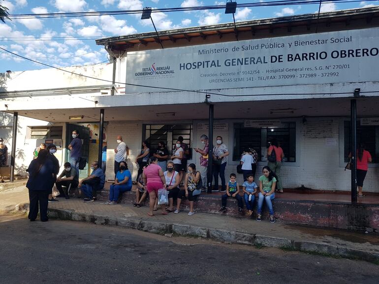 Pacientes del Hospital de Barrio Obrero no se oponen a que se exija la tarjeta de vacunación antiCOVID para el ingreso.