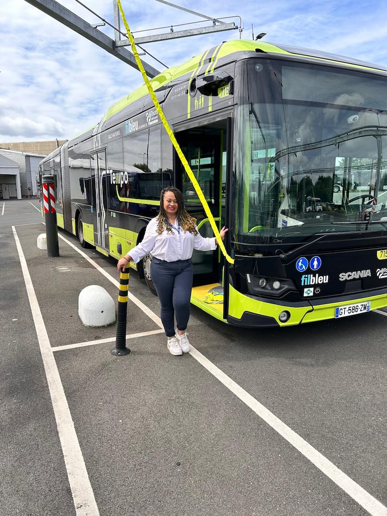 La compatriota Perla Viger (54 años) se destaca con gran desempeño desde hace más de 20 años en una importante empresa de transporte de la ciudad de Tours, Francia.