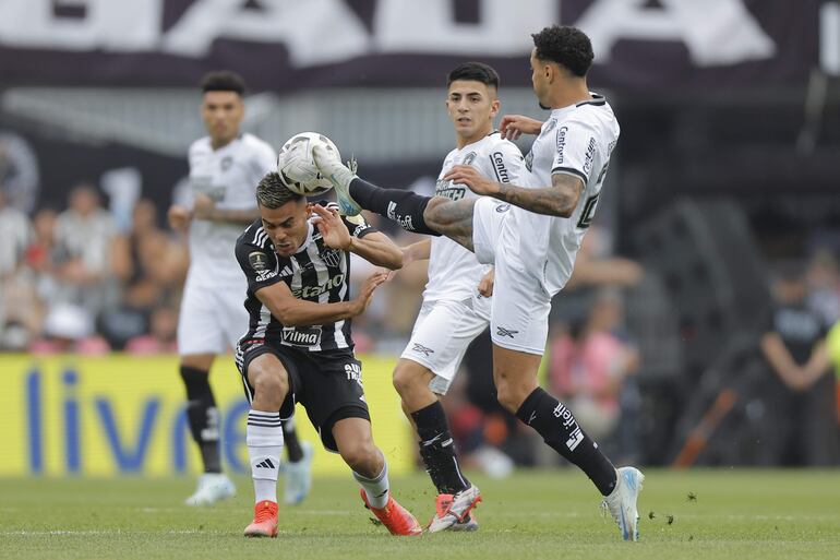 Fausto Vera (i) de Mineiro disputa un balón con Gregore de Magalhães (d) de Botafogo este sábado , en la final de la Copa Libertadores entre Atlético Mineiro y Botafogo en el estadio Más Monumental en Buenos Aires (Argentina). 
