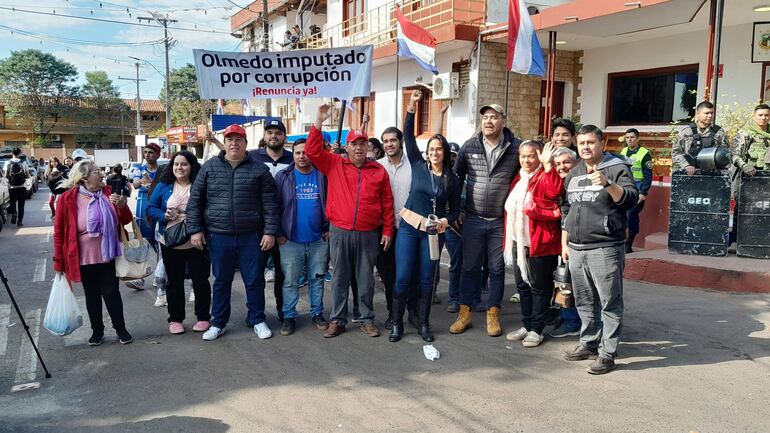 Los manifestantes celebran la aprobación del pedido de intervención de la administración municipal.