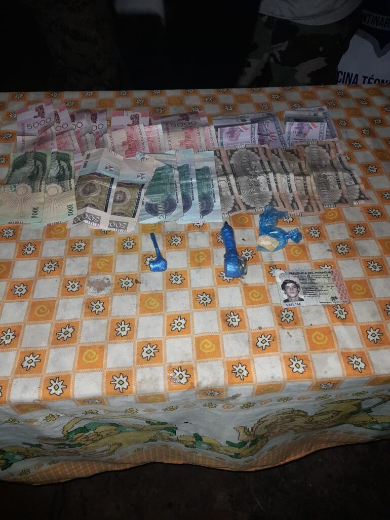 Dinero en efectivo y droga incautada en Ñemby. (gentileza).