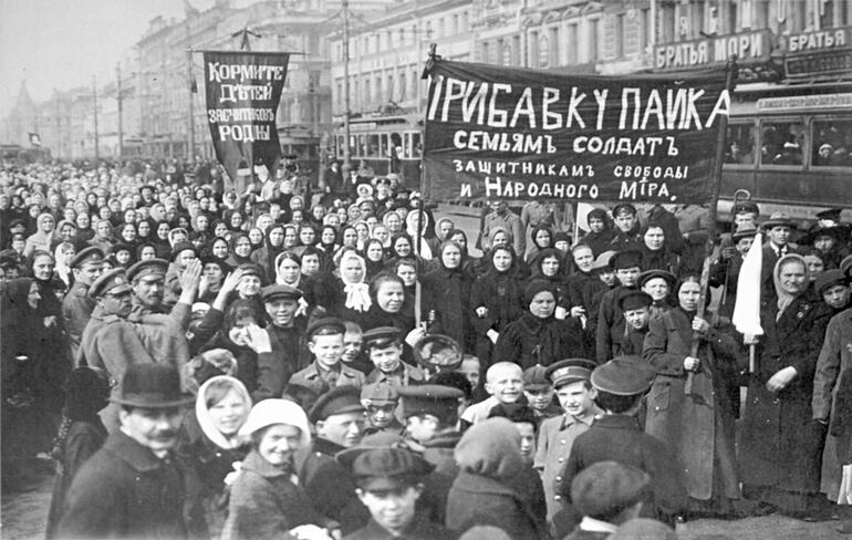 Miles de mujeres se manifestaron el 23 de febrero (el 8 de marzo, en nuestro calendario) de 1917 en Petrogrado.