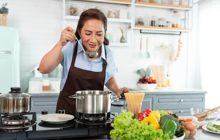 Uso del delantal de cocina.