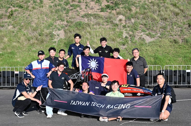 Becarios paraguayos ganan junto a sus compañeros, de la Universidad Nacional de Taiwán (Taiwán Tech), el importante Trofeo Harry Watson, en la competencia torneo Formula SAE de Australasia.