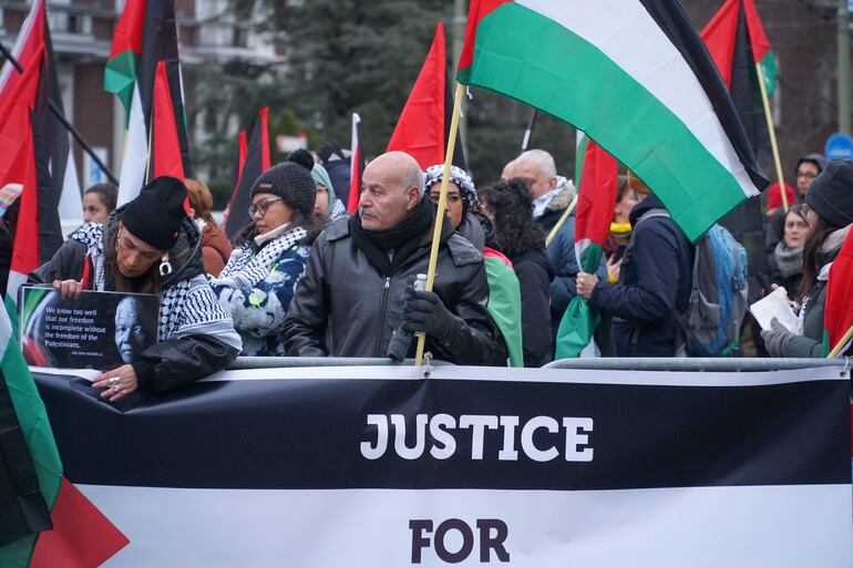 LA HAYA, 12/01/2024.- Vista de la protesta propalestina delante de la Corte Internacional de Justicia, durante la jornada reservada a los argumentos de Israel contra las acusaciones de Genocidio de Sudáfrica este viernes en La Haya, Países Bajos. El equipo legal israelí ante la Corte Internacional de Justicia (CIJ) responderá este viernes a las acusaciones hechas por Sudáfrica, que argumentó que Tel Aviv mantiene un patrón de conducta genocida como política estatal y exigió el fin de las operaciones militares en Gaza, afirmaciones que Israel ya tildó de falsas e infundadas. EFE/ Imane Rachidi
