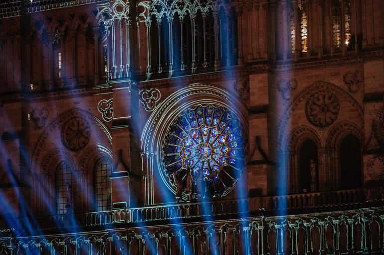 La catedral Notre-Dame de Paris iluminada.