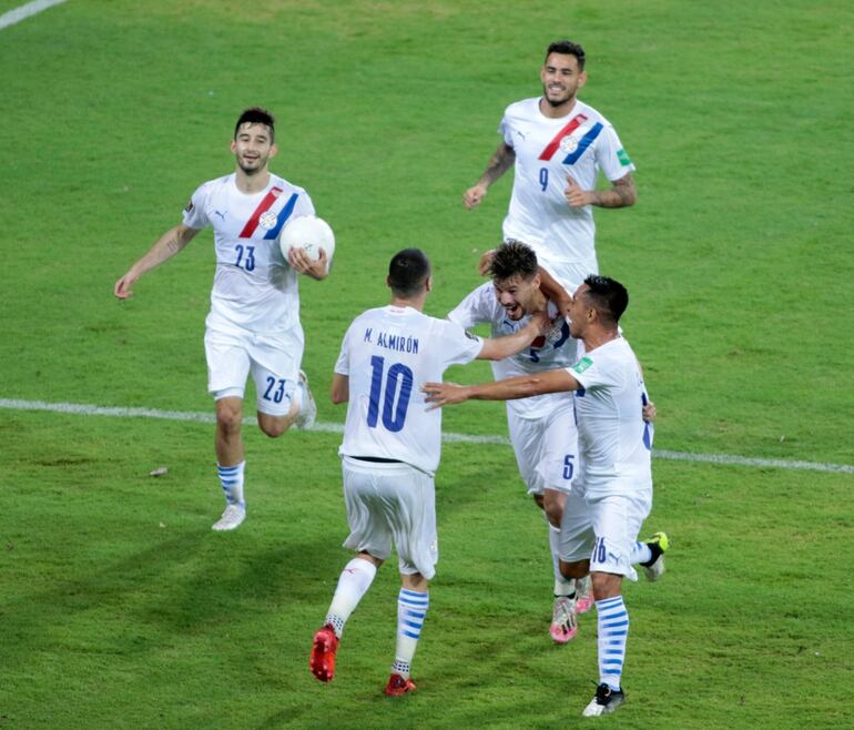 Gastón Giménez (5), jugador de la selección paraguaya, celebra un gol con Ángel Cardozo Lucena y Miguel Almirón (10) en el partido contra Venezuela por las Eliminatorias Sudamericanas al Mundial Qatar 2022.