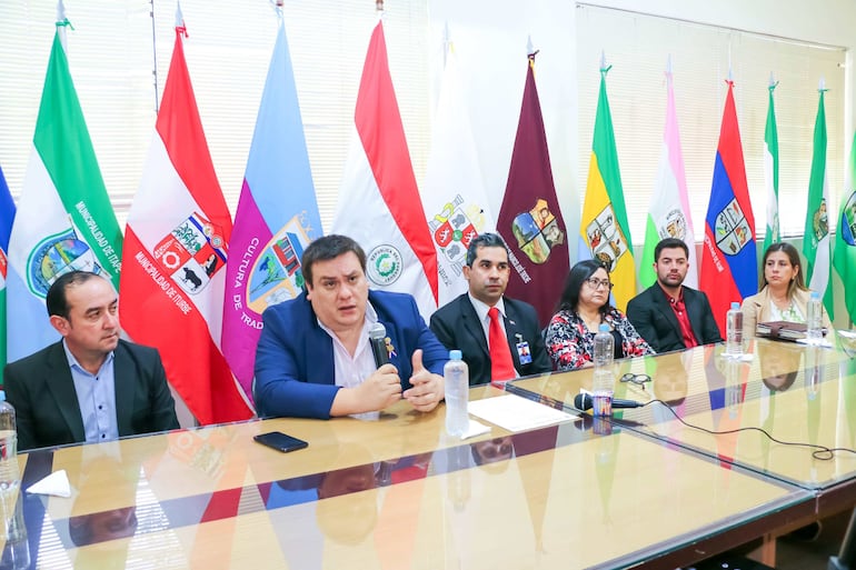 Gobernador de Guairá César Sosa y el Pdte. de la Junta Departamental Arnaldo Ferreira, junto a otras autoridades de educación, durante el lanzamiento del programa. 