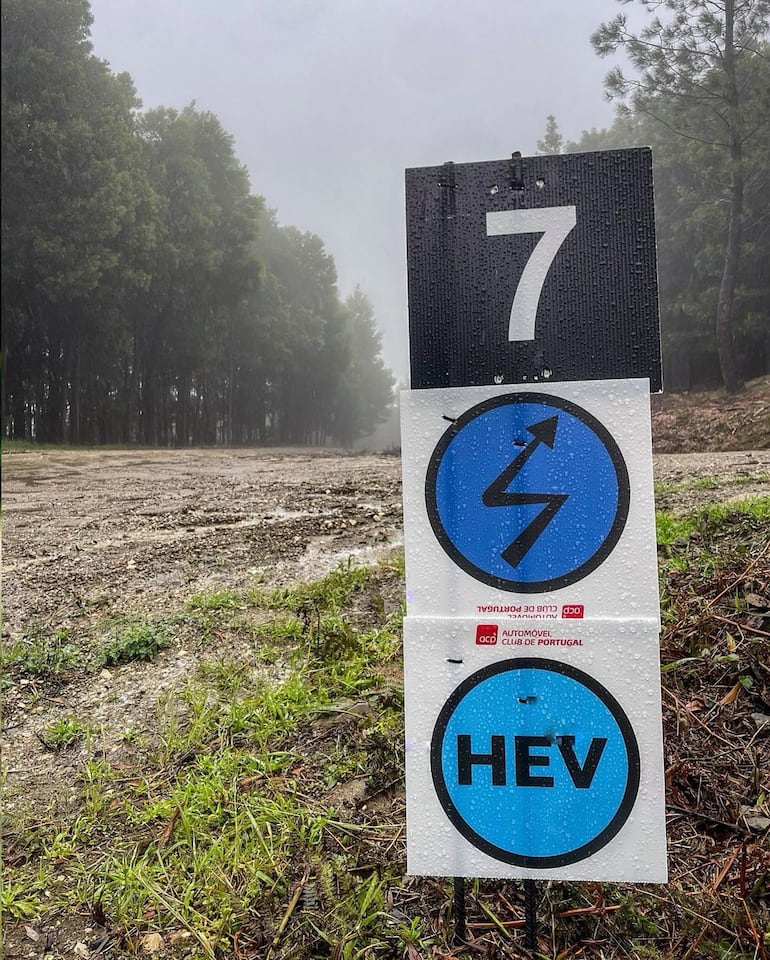 Así estuvo ayer un sector de la competencia durante la recorrida oficial, con lluvia, barro y neblina.