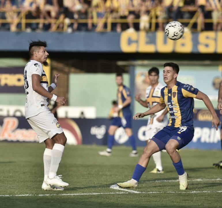 Marcos Riveros (Trinidense) pelea el balón con Matías Medina (Luqueño).