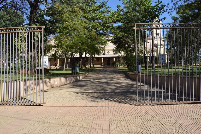 El tipo de losa usado para la construcción de la vereda del santuario es igual al colocado en el predio del templo. La ciudadanía lamenta el silencio de los sacerdotes encargados del lugar.