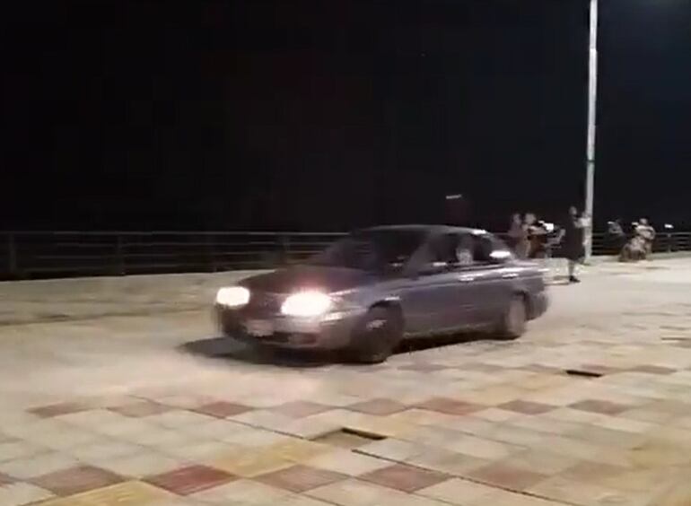 Uno de los dos autos que "se pasearon" en la zona peatonal de la costanera sur. (captura de video).