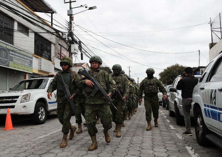 Soldados ecuatorianos se forman frente a la entrada de la cárcel del Inca , tras un amotinamiento de presos, en Quito (Ecuador). 
