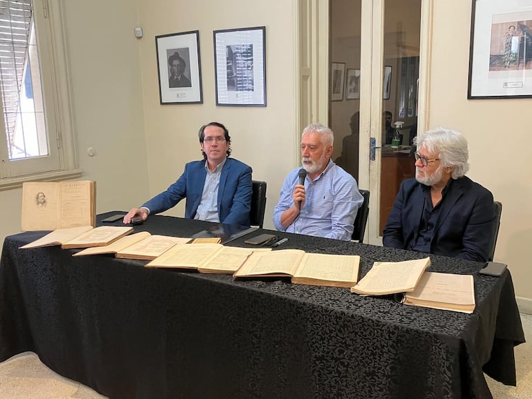 Diego Sánchez Haase, Alejandro Lara y Aníbal Saucedo Rodas en el acto de entrega de los documentos, libros y partituras.