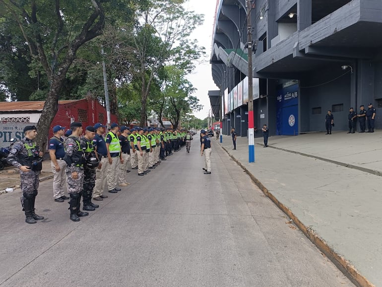 Contingente policial trabaja en operativo filtro, este domingo.