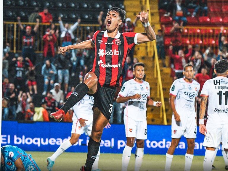 El paraguayo Fernando Lesme, futbolista del Alajuelense, celebra un gol en el partido contra Puntarenas por la sexta jornada del torneo Clausura 2024 de Costa Rica.