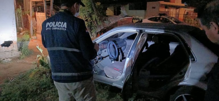 Agentes de Criminalística encontraron un revólver calibre 38 en el interior del auto atacado a tiros.