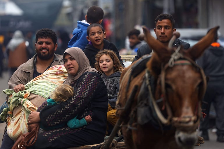 Palestinos desplazados llegan a Rafah, en el sur de la Franja de Gaza, el pasado martes.