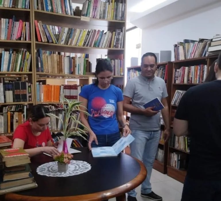 Usuarios de la Biblioteca Euclides da Cunha del Instituto Guimarães Rosa Asunción en el salón de lectura.