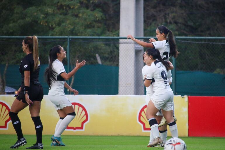 Las franjeadas volvieron a la cima / Gentileza @APFfutbolFEM