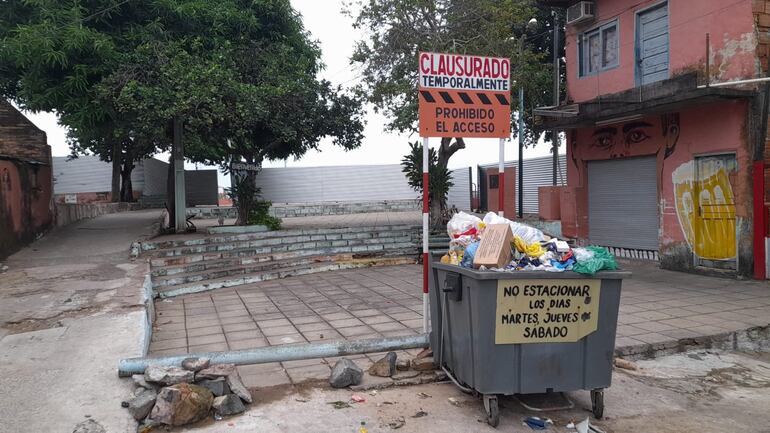 El cartel municipal dice "clausurado temporalmente"; sin embargo, desde el año pasado está en esa condición.