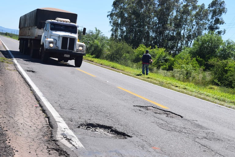 Los baches "adornan" la ruta PY01.