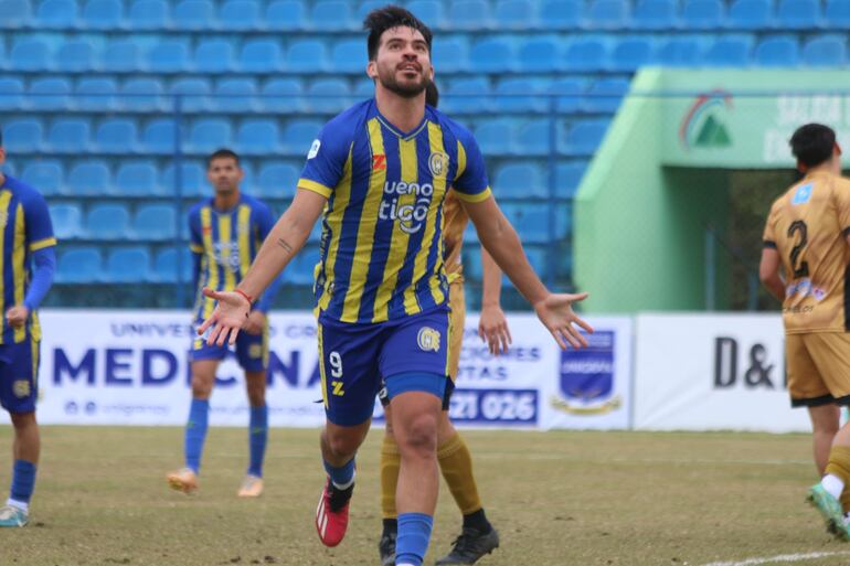 El atacante "escobero", Aldo Torres celebra uno de los dos tantos que marcó ayer en la goleada sobre 12 de Octubre de Santo Domingo. (Foto: Deportivo Capiatá)