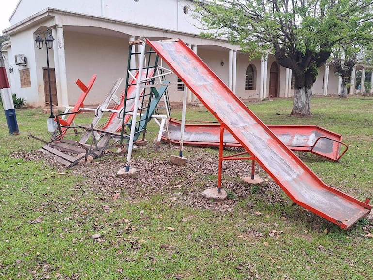 Los toboganes infantiles fueron arrancados por los funcionarios municipales para depositar a un costado del predio de la Iglesia local.