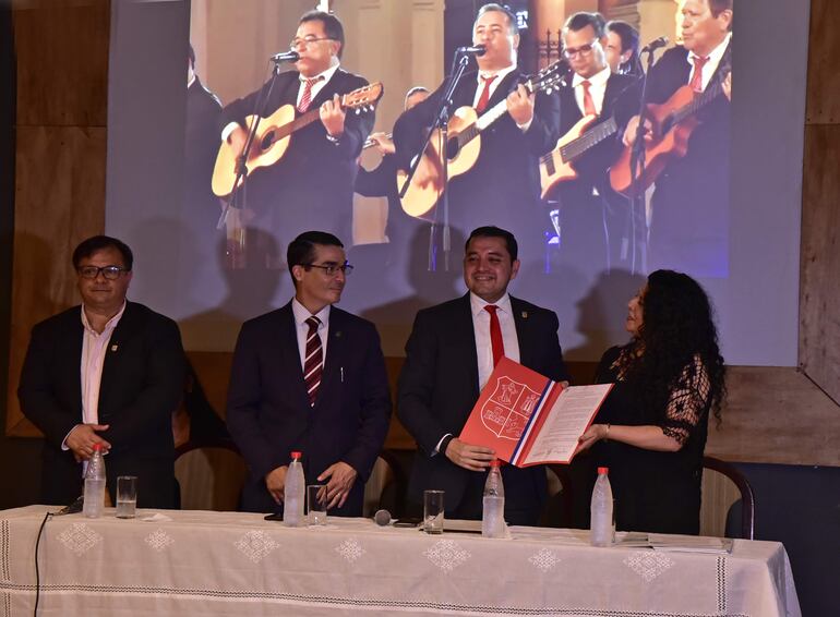 Hugo González, José Ocampos, Luis Bello y Myrian Beatriz durante la presentación del festival, que fue declarado de interés por la Junta Municipal de Asunción.