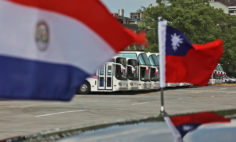 Los primeros buses eléctricos de Taiwán llegarán al país en febrero, según el MOPC.