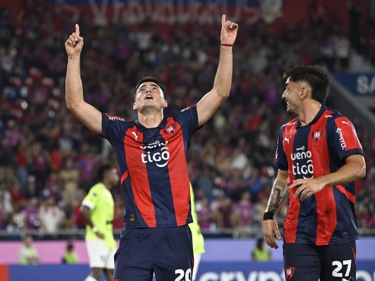 Wilder Viera (i), jugador de Cerro Porteño, festeja un gol en el partido ante Monagas por la revancha de la Fase 2 de la Copa Libertadores 2025 en el estadio La Nueva Olla, en Asunción, Paraguay.