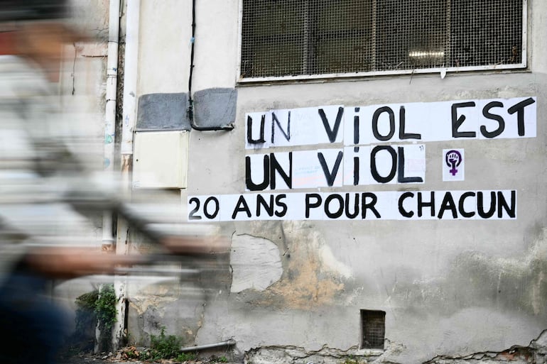 "Un violador es un violador, 20 años (de cárcel) para cada uno", reza un mensaje en una pared de Aviñón, en Francia. 