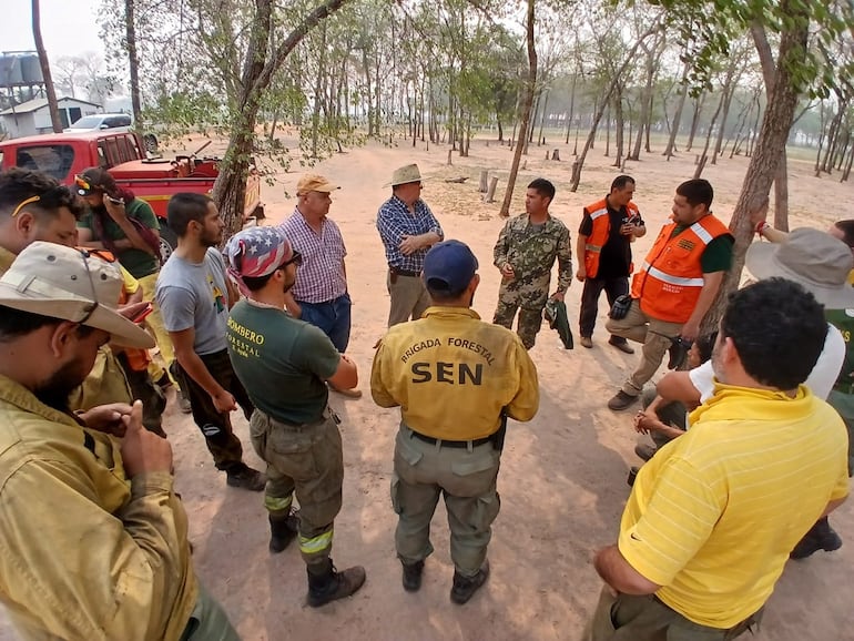 Los combatientes del fuego de las diversas instituciones, en un momento de descanso en la estancia Campos Grande, donde se encuentra el campamento.