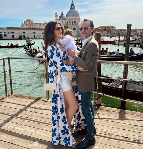 La cumpleañera Nadia Ferreira junto a su marido Marc Anthony y su hijo Marquito, en Venecia.