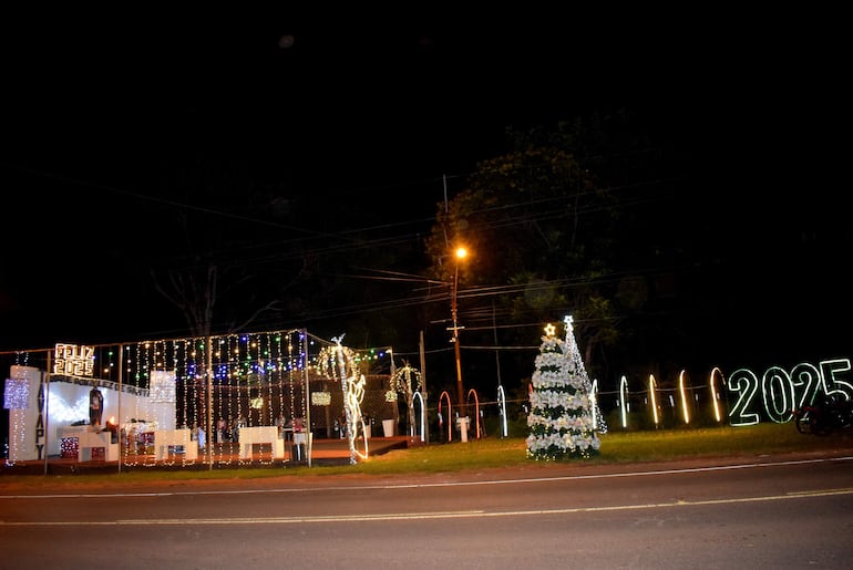 Un túnel lumínico y un árbol de Navidad se pueden apreciar a la entrada del municipio de San Roque González.