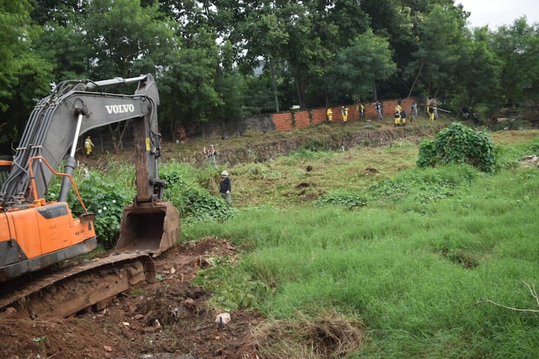 Funcionarios municipales y de otras instituciones realizaron esta mañana una limpieza del cauce del arroyo Itay.