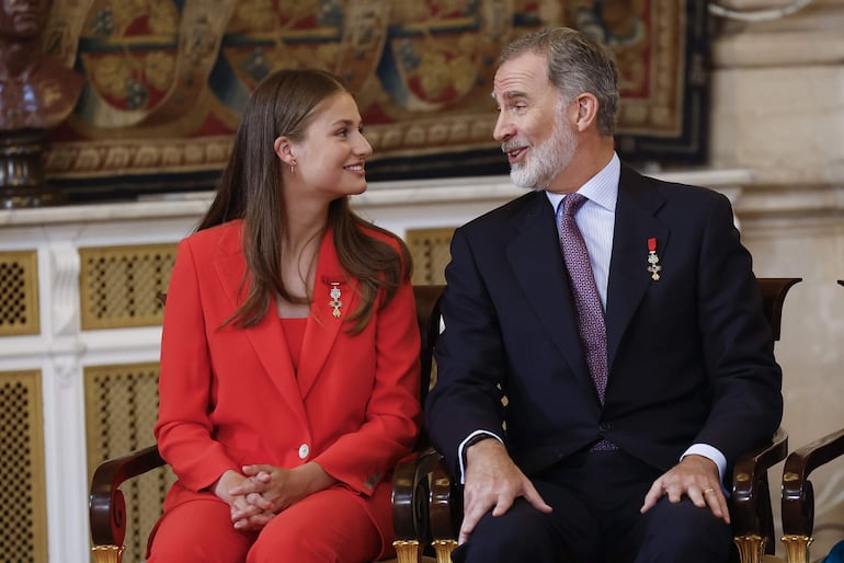 ¡Bella postal de hija y padre! La princesa Leonor y el rey Felipe VI, en el Palacio Real en Madrid. (EFE/ Chema Moya)
